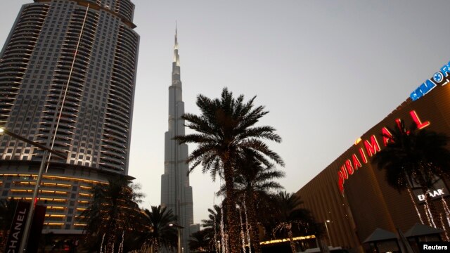 Burj Khalifa, tòa nhà cao nhất thế giới, và trung tâm mua sắm Dubai.