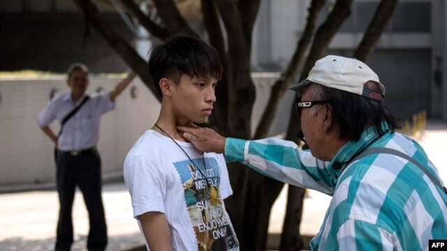Những người về phe chính phủ lớn tiếng chửi bới, đe dọa sinh viên đòi dân chủ xung quanh khu Admiralty.