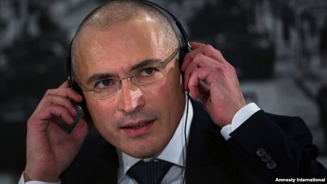 Ông Mikhail Khodorkovsky, trước đây là vua dầu hoả, đã thành lập công ty Yukos, bị ở tù 10 năm và được phóng thích vào tháng 12 năm 2013