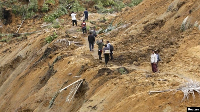 Mưa lớn cộng thêm nạn phá rừng gây ra nhiều vụ đất sạt lở và lũ quét tại Indonesia mỗi năm.