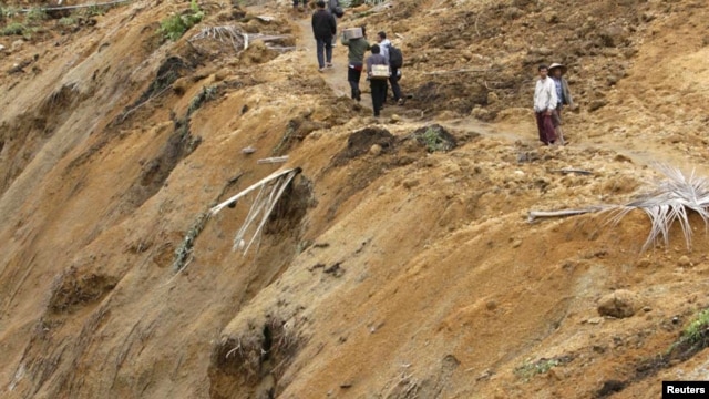 Tanah longsor di Koto Timur, wilayah Padang Pariaman (Foto: dok). Korban tanah longsor di Agam (Sumbar) dan Jambi dilaporkan telah mencapai lebih 20 orang, Senin (28/1).