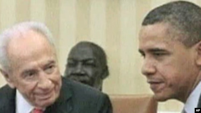 Presidents Barack Obama (r) and Shimon Peres meeting at the White House in April, 2011