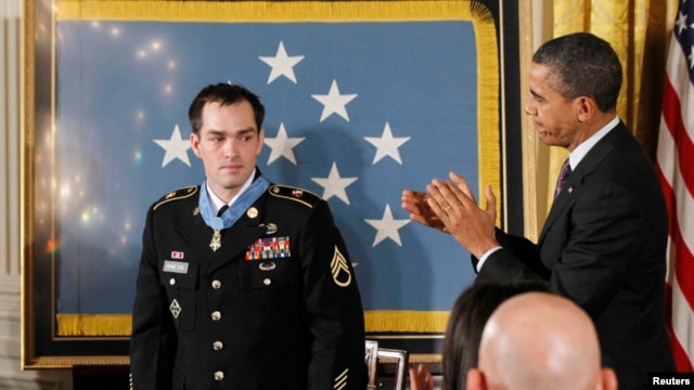 La medalla que Obama impuso a Clinton Romesha es la más alta distinción militar de EE.UU.