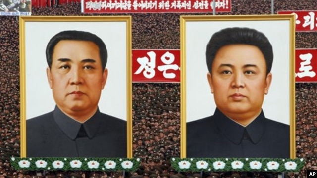 지난 4월 북한 평양에서 한국 이명박 정부를 비난하는 집회에 등장한 김일성 주석(왼쪽)과 김정일 국방위원장의 초상화.