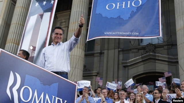 Republican U.S. presidential candidate Mitt Romney give the thumbs up to supporters at the Chillicothe Victory rally in Chillicothe, Ohio, August 14, 2012. 