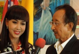 Tiến sĩ Alan Phan trả lời phỏng vấn của giới truyền thông (ảnh Bùi Văn Phú)