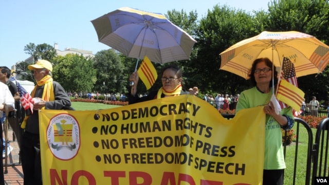 Trong số những điểm Hà Nội bị đặt vấn đề nhiều nhất tại sự kiện 4 năm một lần này có tình trạng sách nhiễu-giam cầm những tiếng nói bất đồng quan điểm với nhà nước và giới hạn quyền tự do bày tỏ quan điểm của công dân.