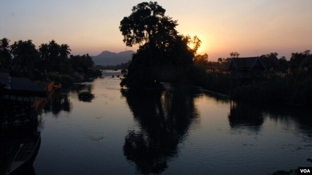 Hoàng hôn trên Mekong River, nhìn từ Don Khone, nơi có nhiều người dân địa phương sợ họ có thể sẽ bị buộc di dời nếu dự án đập Don Sahong được xúc tiến. (Ảnh: VOA/Luke Hunt)