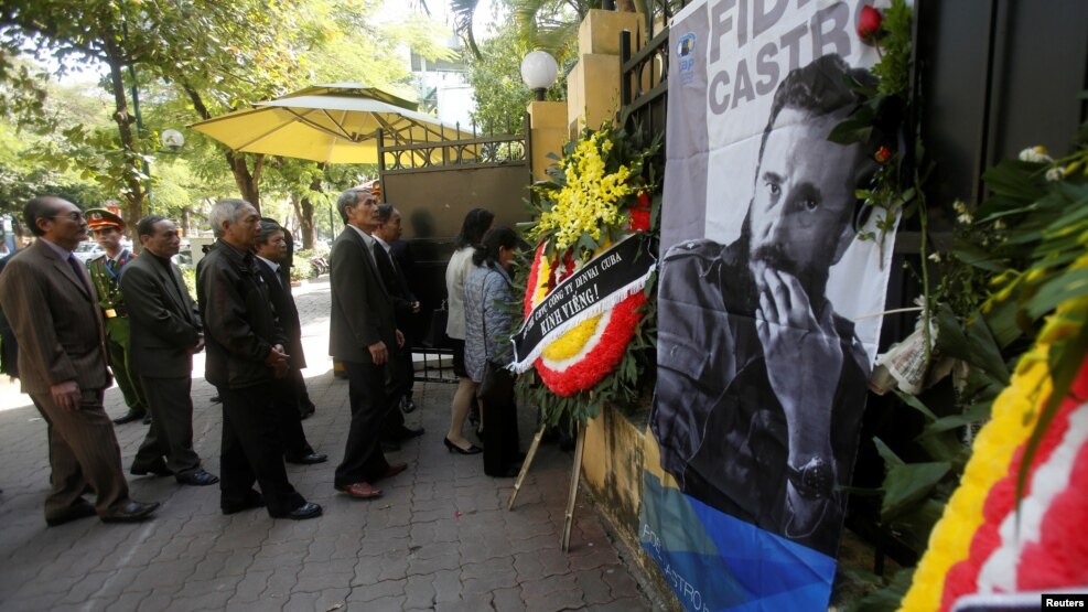 Người dân xếp hàng tại Đại sứ quán Cuba ở Hà Nội để bày tỏ lòng thương tiếc đến chủ tịch quá cố Fidel Castro, ngày 28/11/2016.