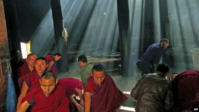 Monks gather to pray at the Labrang monastery before the Tibetan New Year in Xiahe county, Gansu Province, China, February 21, 2012. A teenage Tibetan Buddhist monk had set himself on fire and died in southwestern China, a rights group said, in the latest