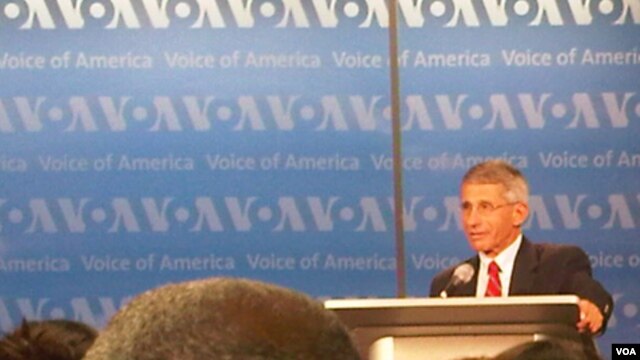 El doctor Anthony Fauci respondió preguntas de los participantes en el auditorio de la Voz de América en Washington.