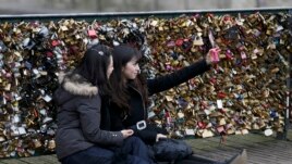 Đối với những người khác, trung tâm thành phố Paris, kể cả cầu Pont des Arts đã trở thành một sân khấu.