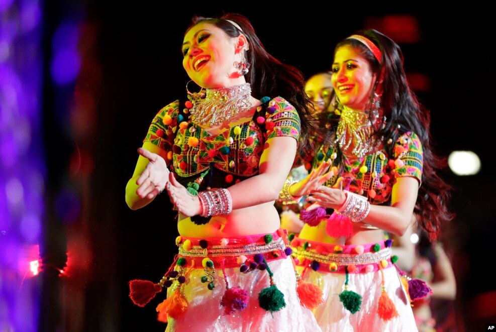 在共和党印度裔联盟举行的慈善活动中，宝莱坞演员表演舞蹈。川普在这次活动中发表了演讲