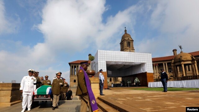 Sĩ quan Nam Phi đưa linh cữu của ông Mandela đến Tòa nhà Union Buildings tại Thành phố Pretoria, ngày 11/12/2013.