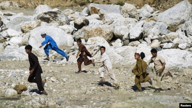 Anak-anak Afghanistan berlarian melintasi sebuah sungai kering di dekat desa Qandaro, Lembah Sungai Pech, propinsi Kunar, Afghanistan untuk menghindari tembakan (Foto: dok). Misi PBB di Afghanistan mengatakan jumlah warga sipil yang tewas di Afghanistan turun 12 persen dibanding tahun lalu.