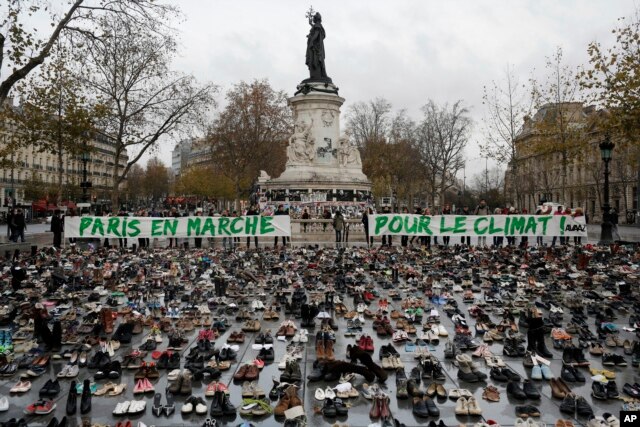 Hàng chục ngàn đôi giày được để lại trên Quảng trường Cộng hòa ở Paris symbolic and peaceful rally biểu trưng cho cuộc tụ họp ôn hòa, ngày 29 tháng 11, 2015.