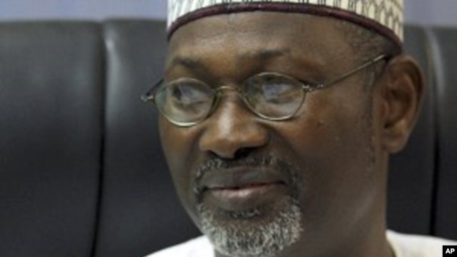 Independent National Electoral Commission (INEC) Chairman Attahiru Jega displays the timetable for the 2011 general elections during a news conference in Nigeria's federal capital Abuja (File Photo).