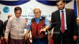 ျပန္ၾကားေရးဝန္ႀကီး ဦးေအာင္ၾကည္၊ ဝါရင့္သတင္းစာ ဆရာႀကီး ဦးဝင္းတင္နဲ႔ UNESCO ႐ံုး အႀကီးအကဲ Sardar Umar Alam တို႔အား ကမၻာ့စာနယ္ဇင္း လြတ္လပ္ခြင့္ေန႔တြင္ အတူေတြ႔ရစဥ္။ (ေမ၊ ၃ ရက္၊ ၂၀၁၃။)