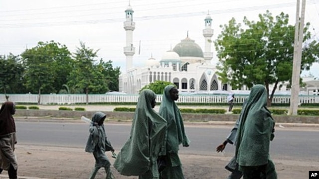 School children walk past a mosque in central Maiduguri, capital of Borno State (July 2010 file photo)