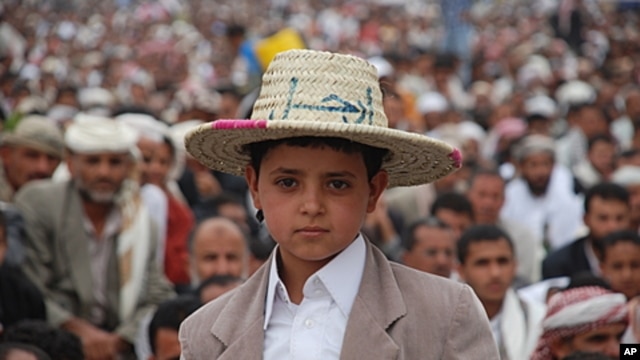 A young boy wears a straw hat with the Arabic word, "Leave," during an anti-government demonstration after Friday prayers in the Yemeni capital Sana'a, July 29, 2011