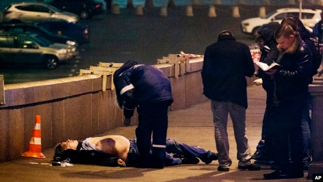 Cảnh sát Nga kiểm tra thi thể của ông Boris Nemtsov tại Quảng trường Đỏ ở Moscow, ngày 28 tháng 2, 2015