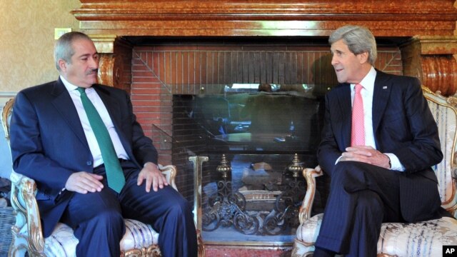Ngoại trưởng Mỹ John Kerry nói chuyện với Ngoại trưởng Jordan Nasser Judeh trong cuộc họp tại dinh thự của đại sứ Mỹ ở Rome, ngày 9/5/2013.