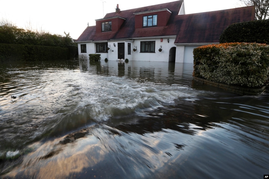 British Flood Crisis Swells on River Thames