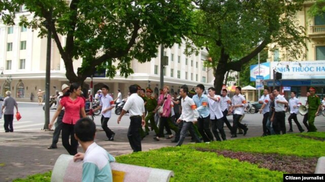 Theo tường thuật của blogger Mai Xuân Dũng, lực lượng công an đã xuất hiện đông đảo để trấn áp cuộc biểu tình, trong đó có công an thường phục đeo băng đỏ. (Ảnh Facebook Mai Dzung)