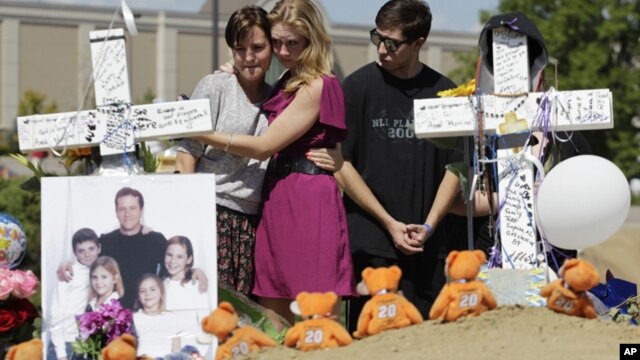 Espontáneamente, la gente ha ido colocando ofrendas en memoria de las víctimas frente en el cine donde ocurrió la masacre.