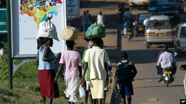 Ugandan women carry luggage on their heads during the busy hours in the street of Kampala (2007 file photo). 
