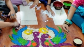 Những hình vẽ từ bột màu, một hoạt động trong lễ Tẩy rửa quá khứ