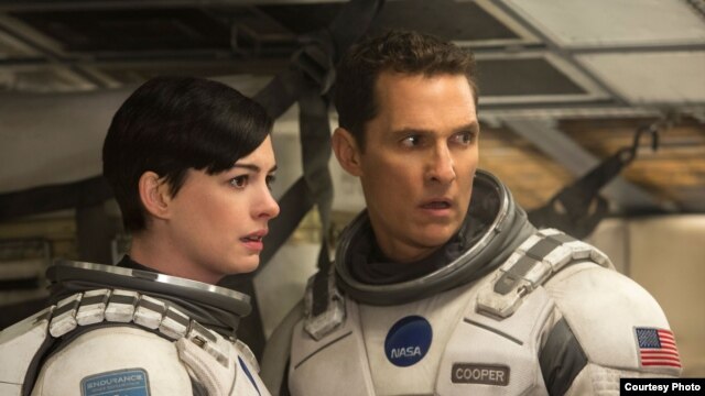 Hai diễn viên Matthew McConaughey và Ann Hathaway trong bộ phim "Interstellar".