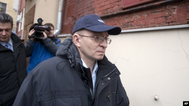Dmitry Kratov, viên chức duy nhất bị truy tố về cái chết của luật sự Magnitsky rời tòa án sau khi được tuyên bố trắng án, 28/12/12