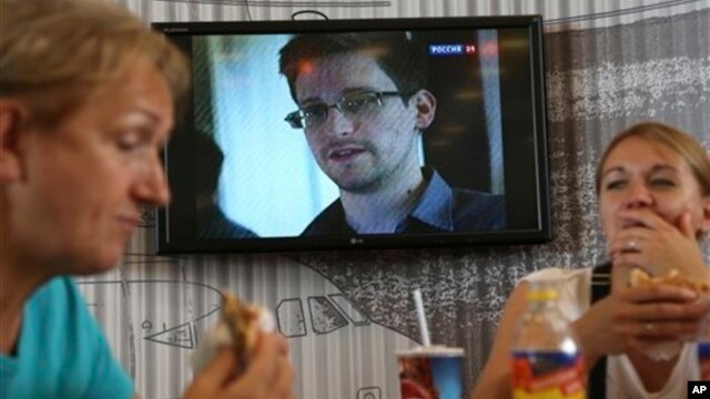 Truyền hình tại một quán ăn dành cho khách quá cảnh ở sân bay Sheremetyevo của Nga loan tin về ông Edward Snowden 