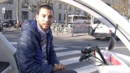 Mohamed Nachait làm nghề lái xe đạp taxi ở Paris (Lisa Bryant/VOA)