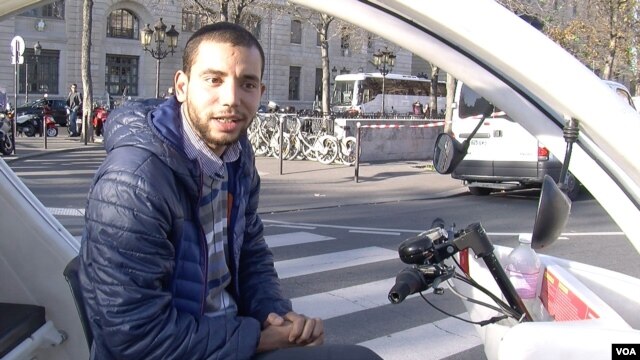 Mohamed Nachait làm nghề lái xe đạp taxi ở Paris (Lisa Bryant/VOA)