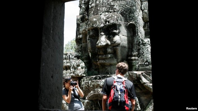 រូប​ឯកសារ៖ អ្នក​ទេសចរ​​បរទេស​ថត​រូប​នៅ​ប្រាសាទ​បាយ័ន​នៅ​​តំបន់​សៀមរាប​អង្គរ​ ខេត្ត​សៀមរាប។