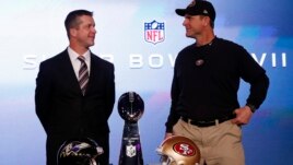 Huấn luyện viên đội San Francisco 49ers Jim Harbaugh (phải) và anh là John Harbaugh, huấn luyện viên đội Baltimore Ravens