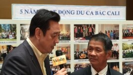 Đoàn trưởng Trương Xuân Mẫn đang trả lời phỏng vấn với Quốc Bảo của đài truyền hình VietToday (ảnh Bùi Văn Phú)