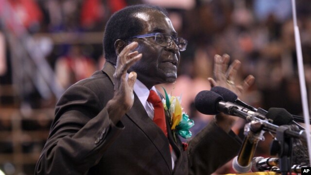 Zimbabwean President Robert Mugabe attends a meeting with the country's war veterans in Harare, April, 7, 2016. 