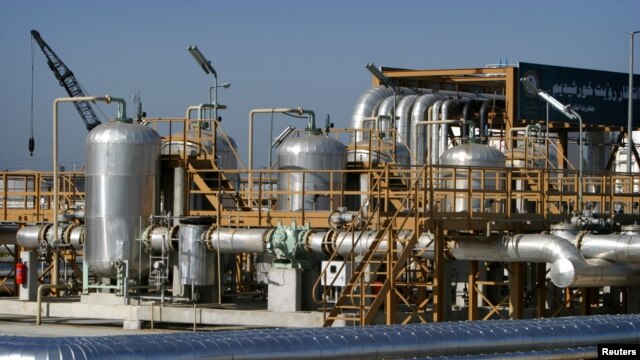 A general view of the Neka oil terminal 300 Kms North east of Tehran April 29, 2004. Under the CROS project inaugurated in the Caspian port of Neka, Iran will take crude oil from Russia, Kazakhstan and Turkmenistan and transfer them through pipelines to r