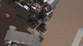 Marsovski rover Kjuriositi prikuplja uzorke tla specijalnom robotizovanom kašikom