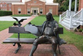 史密斯菲爾德時報編輯部外美國國父本傑明•富蘭克林的雕像。(美國之音龔小夏拍攝)