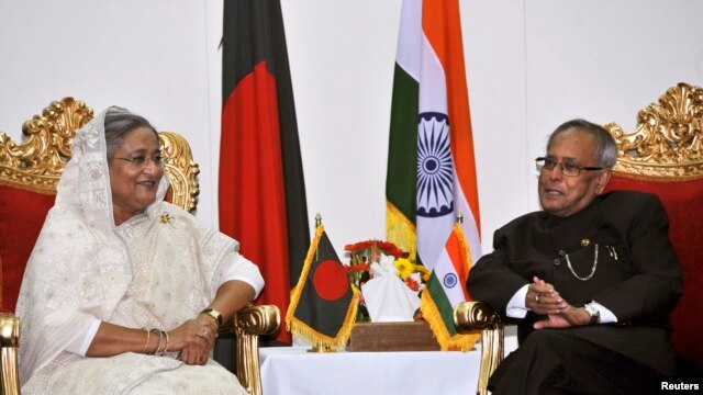 Tổng Thống Ấn Độ Pranab Mukherjee gặp Thủ tướng Bangladesh Sheikh Hasina tại Dhaka, ngày 3/3/2013. 