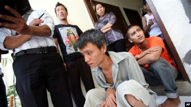 အင္ဒိုနီးရွားႏုိင္ငံ၊ ဆူမားၾတားကၽြန္း ထိန္းသိမ္းေရးစခန္းအတြင္း ဖမ္းဆီးခံထားရသူ ျမန္မာ ေရလုပ္သားမ်ားအား အခ်ဳပ္ခန္းအတြင္း ေတြ႔ရစဥ္။