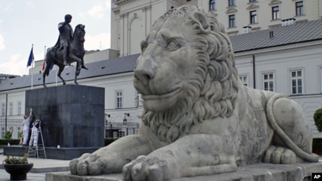 For the third day workers clean an equestrian monument to Prince Jozef Poniatowski, a general who fought for Poland's independence in 18th and 19th century, in front of the Presidential Palace in Warsaw, May 25, 2011
