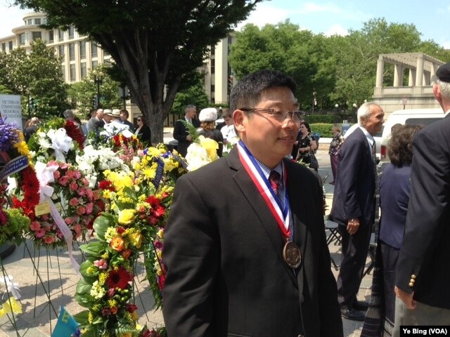 杨建利2013年6月12日获杜鲁门-里根自由奖 （美国之音叶兵拍摄）