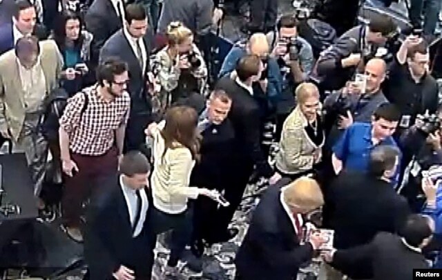 Trong hình ảnh chụp lại từ video, ông Corey Lewandowski (giữa) được trông thấy ghì tay phóng viên Michelle Fields.