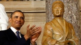 Predsednik Barak Obama pored skulpture Roze Parks