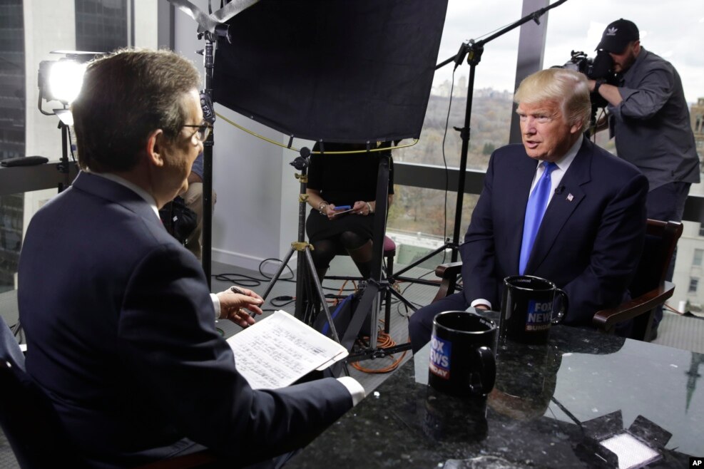 Tổng thống đắc cử Donald Trump (phải) được nhà báo Chris Wallace của chương trình "Fox News Sunday" phỏng vấn tại tòa nhà Trump Tower ở New York, ngày 10 tháng 12, 2016.